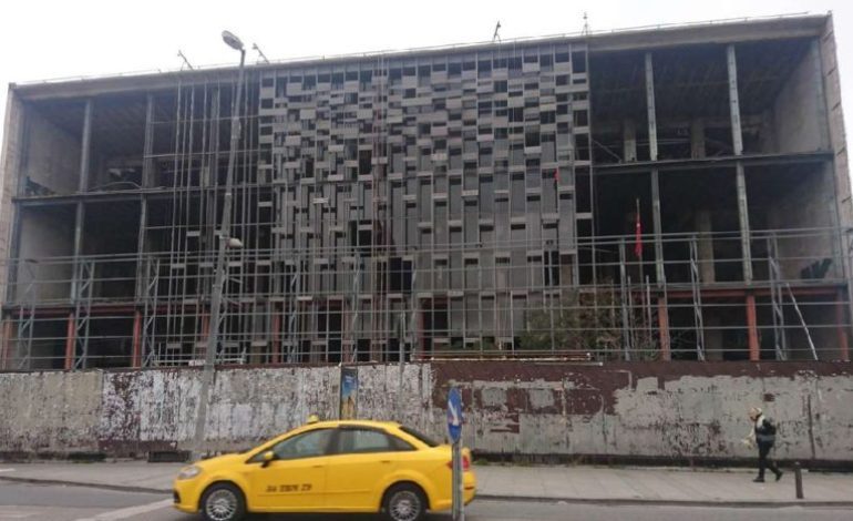 AKM’nin ön cephesi sökülüyor