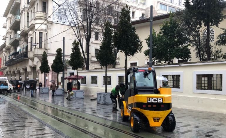 İstiklal Caddesi Saksı Ağaçla Yeşillendirildi