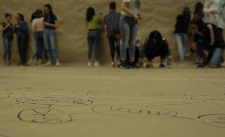 “Mürekkepten” Sergisi, Çizgileri Harekete Dönüştüren Performanslara Sahne Oluyor