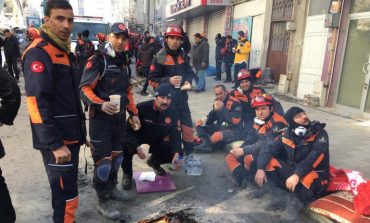 İBB, Elazığ'da Arama Kurtarma Çalışmalarını Aralıksız Sürdürüyor