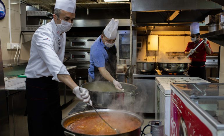 Kadıköy Belediyesi’nden yaşlılara sıcak yemek