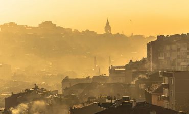 KORONAVİRÜS HAVA KİRLİLİĞİNE SEBEP OLAN KATI PARÇACIKLARA TUTUNUYOR