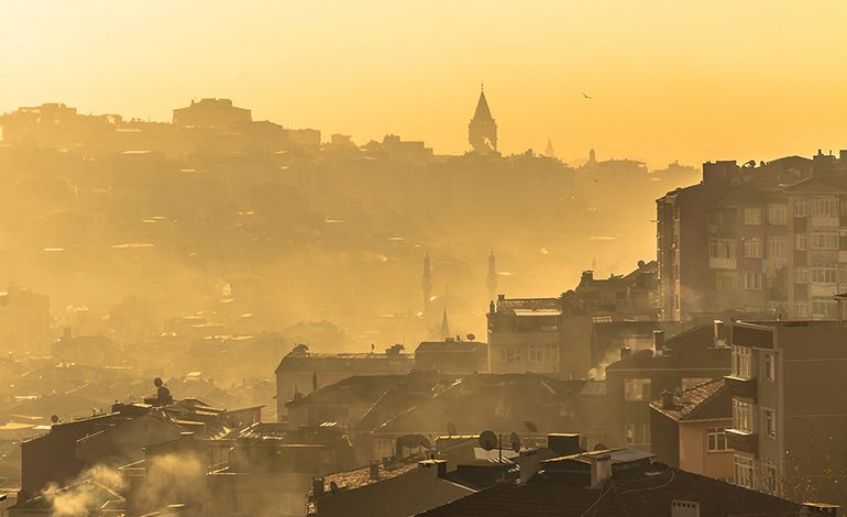 KORONAVİRÜS HAVA KİRLİLİĞİNE SEBEP OLAN KATI PARÇACIKLARA TUTUNUYOR