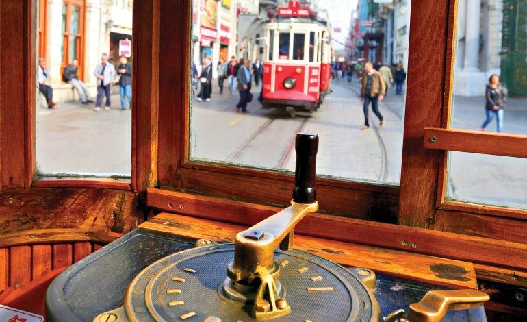 İstiklal’de Nostaljik Tramvay Seferleri Başladı