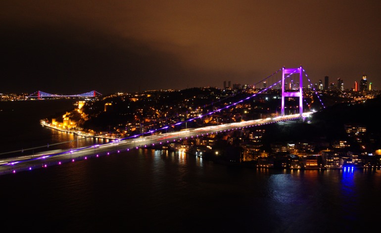 İstanbul’un Köprüleri Mor Renkle Işıklandırıldı