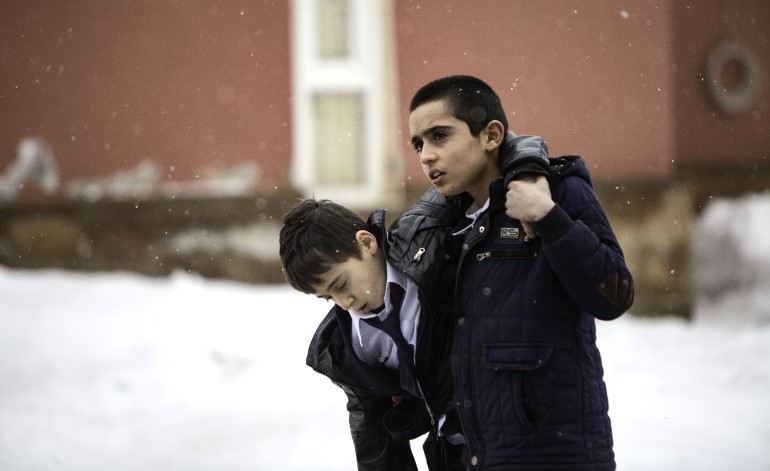 BERLINALE’NİN PANORAMA BÖLÜMÜNÜN TEK ÖDÜLÜ OLAN FIPRESCI ÖDÜLÜ’NÜ FERİT KARAHAN’IN “OKUL TIRAŞI” FİLMİ KAZANDI!