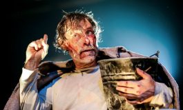 Küçükçiftlik Bahçe Tiyatrosu, Erdal Beşikçioğlu'nun iki gün üst üste kapalı gişe oynaığı "Bir Delinin Hatıra Defteri" Oyunuyla kapılarını açtı