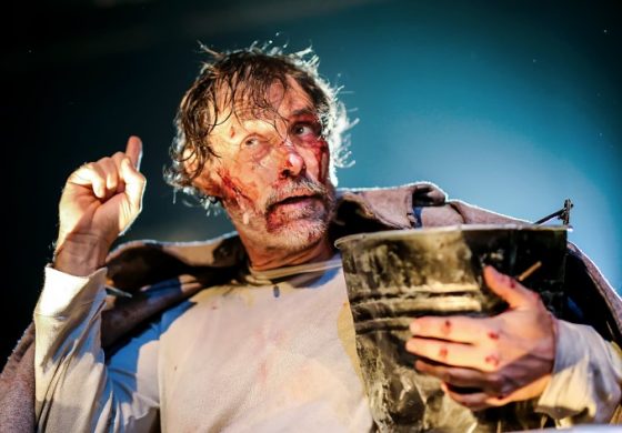 Küçükçiftlik Bahçe Tiyatrosu, Erdal Beşikçioğlu'nun iki gün üst üste kapalı gişe oynaığı "Bir Delinin Hatıra Defteri" Oyunuyla kapılarını açtı