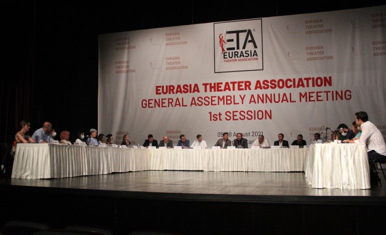 Önyargılardan kurtulmak için tiyatro önemli bir araçtır