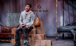 EMRE KINAY'IN TEK KİŞİLİK YENİ OYUNU "IRGAT", 25. İSTANBUL TİYATRO FESTİVALİ'NDE PRÖMİYERİNİ GERÇEKLEŞTİRDİ!