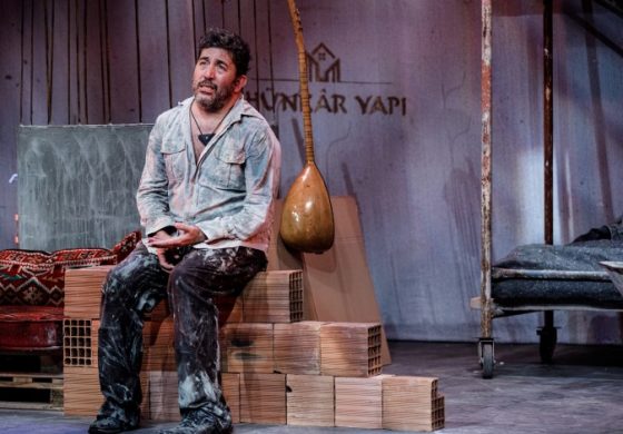 EMRE KINAY'IN SÜRPRİZ TEKSTLİ YENİ OYUNU "IRGAT", PRÖMİYERİNİ 25 EKİM'DE 25. İSTANBUL TİYATRO FESTİVALİ'NDE GERÇEKLEŞTİRİYOR!