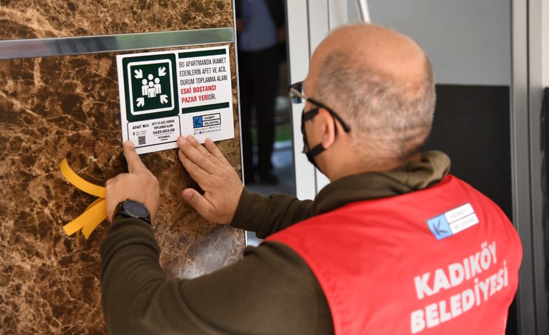 KADIKÖY’DE HER BİNAYA AFETE KARŞI KAREKOD LEVHALARI ASILDI