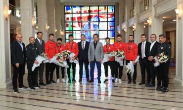 ŞAMPİYONLARI AĞIRLAYAN BAŞKAN İMAMOĞLU: TEK BAŞINA GÜREŞ OLİMPİYAT ŞEHRİ OLMAMIZA YETMEZ
