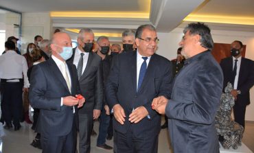 Kıbrıs Modern Sanat Müzesi'nin 402'inci sergisi KKTC Başbakanı Dr. Faiz Sucuoğlu tarafından Yakın Doğu Üniversitesi Atatürk Kültür ve Kongre Merkezi Sergi Salonu’nda açıldı