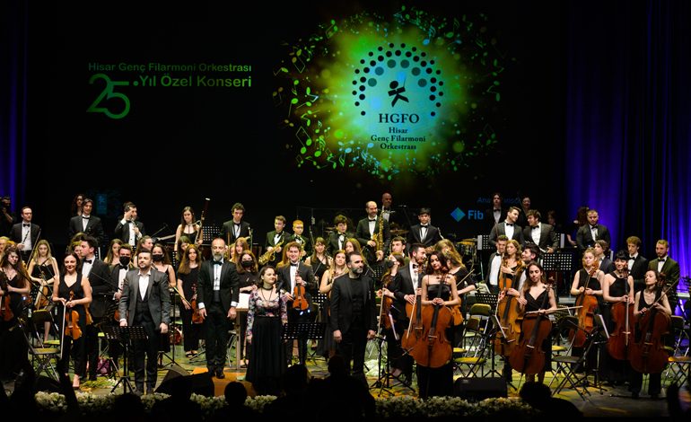 Hisar Genç Filarmoni Orkestrası ilk konserini başarıyla verdi, konserde sevilen ses sanatçısı ve tenor Burak Kut da sahne aldı