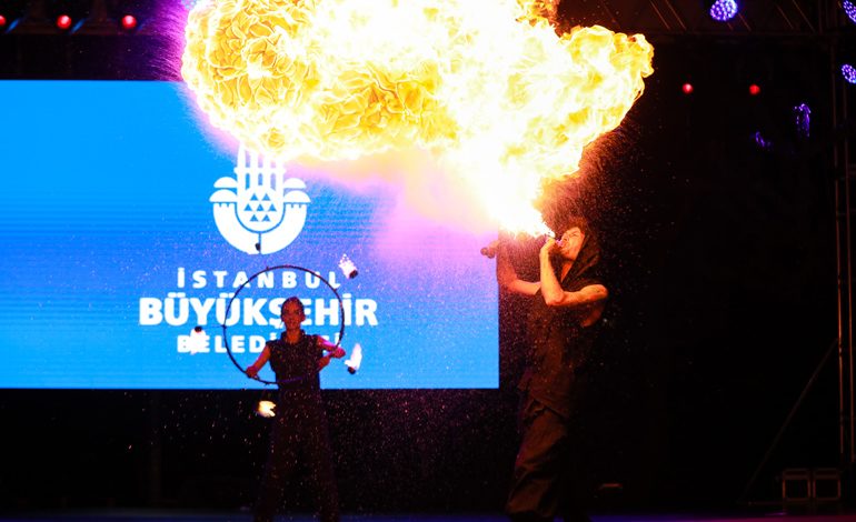 İSTANBULLULAR ATEŞ DANSIYLA NEFESLERİNİ TUTTU, FLAMENKOYLA BÜYÜLENDİ