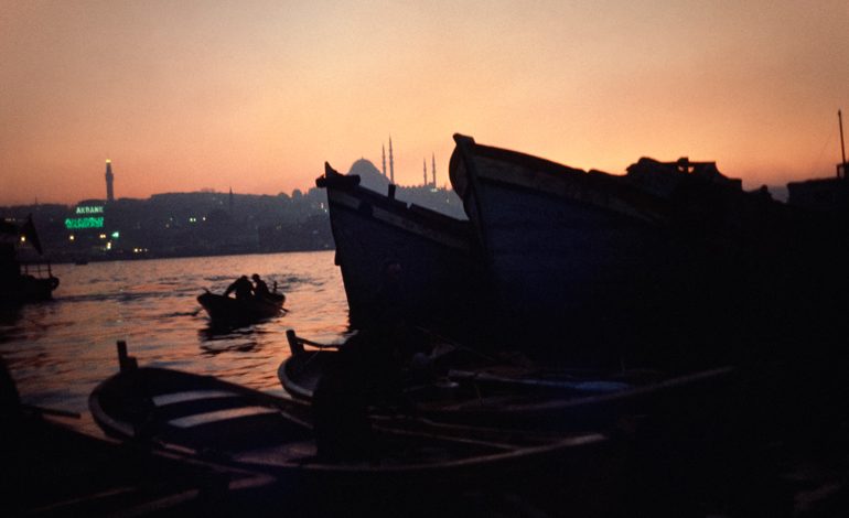 ARA GÜLER ARŞİVİNDEN ‘KIYININ HAFIZASI’ SERGİSİ GALATAPORT İSTANBUL PAKET POSTANESİ’NDE