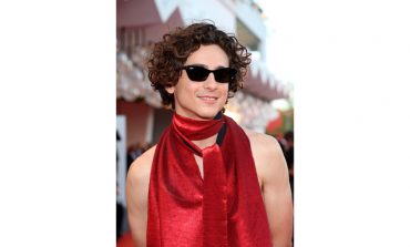 Timothée Chalamet 79.Venedik Film Festivali’ne Ray-Ban ile Havalı Bir Giriş Yaptı