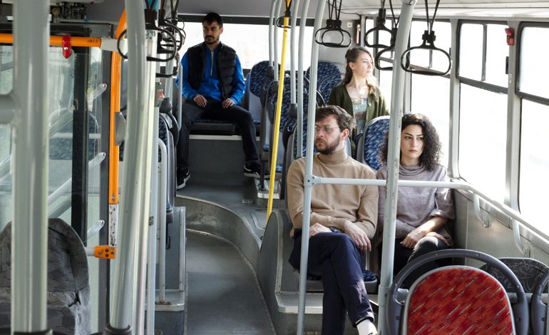 Halk otobüsünde sahnelenen “Çok Uzak Çok Yakın” seyirciyle buluşuyor