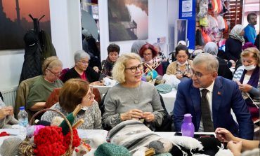 ÜSKÜDAR'DA, KULLANILMAYAN EL ÖRGÜSÜ GİYECEKLER İHTİYAÇ SAHİPLERİ İÇİN YENİDEN ÖRÜLDÜ