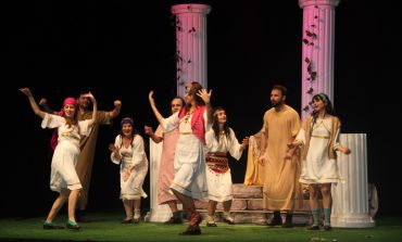 'Aşk Grevi' Oyunu 'Nilüferler Yetişiyor Eğitime Destek Fonu' İçin Sahnelendi