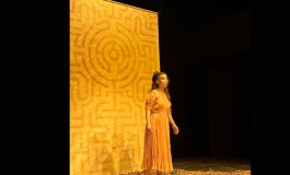 KARANLIKTA KADINLAR SARI GÖRÜNÜR, TİYATROSEVERLER İLE BULUŞMAYA DEVAM EDİYOR!