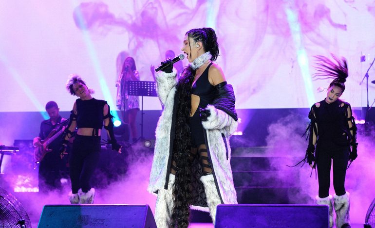 HANDE YENER’İN KURUÇEŞME’DEKİ BEĞENİ TOPLAYAN STİLİNİN ALTINDAN GECO STYLING’İN İMZASI ÇIKTI