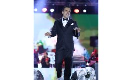 TÜRK FANTEZİ VE ARABESK MÜZİĞİNİN EFSANE İSMİ EMRAH’IN TRİBUTE ALBÜMÜ DİNLEYİCİSİYLE BULUŞUYOR!