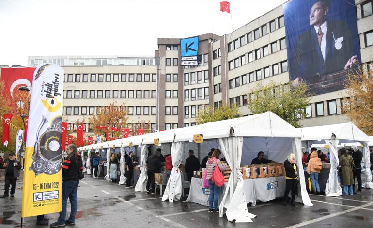 Kadıköy’de plaklar Barış Manço anısına dönecek