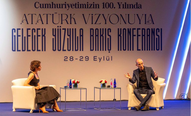 Yuval Noah Harari, Türkiye İş Bankası “Atatürk Vizyonuyla Gelecek Yüzyıla Bakış”  konferansının kapanışında konuştu