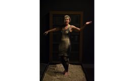 DÜNYACA ÜNLÜ YÖNETMEN THEODOROS TERZOPOULOS’UN HEM YÖNETTİĞİ HEM DE SAHNEDE OLDUĞU ‘İO’ OYUNU KASIM’DA DasDas’TA!