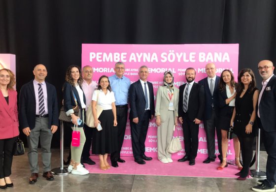 ÜNLÜLER VE KANSER KAHRAMANLARI MEME FARKINDALIĞI İÇİN “PEMBE AYNA SÖYLE BANA” DEDİ