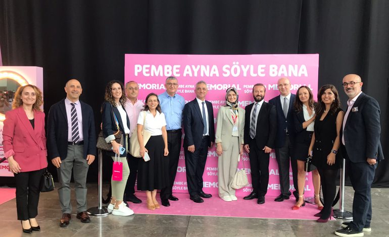 ÜNLÜLER VE KANSER KAHRAMANLARI MEME FARKINDALIĞI İÇİN “PEMBE AYNA SÖYLE BANA” DEDİ