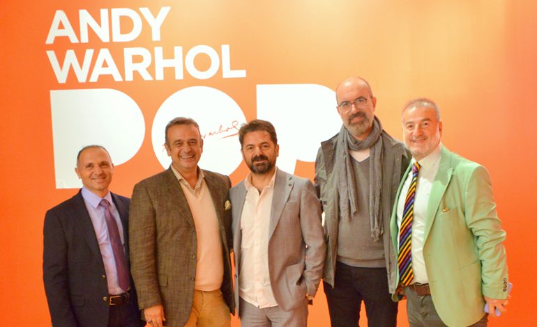 POP-ART HAREKETİNİN ÖNCÜSÜ ANDY WARHOL’UN ESERLERİ LALE VAKFI’NDA SERGİLENİYOR