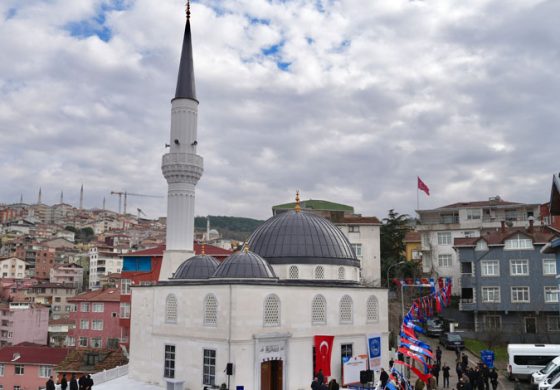YENİDEN İNŞA EDİLEN ÜSKÜDAR KIROĞLU CAMİ İBADETE AÇILDI