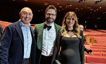 Ünlü Oyuncu Ahmet Kural ve eşi, kameralara Dr. Melih Aygün ile birlikte gülümsedi