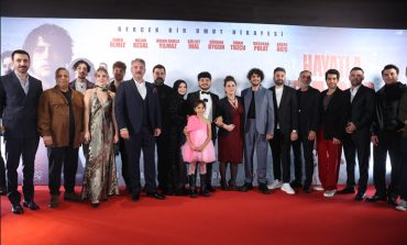 ‘HAYATLA BARIŞ’ FİLMİNE YOĞUN İLGİ! GALA GECESİ COŞKUSU