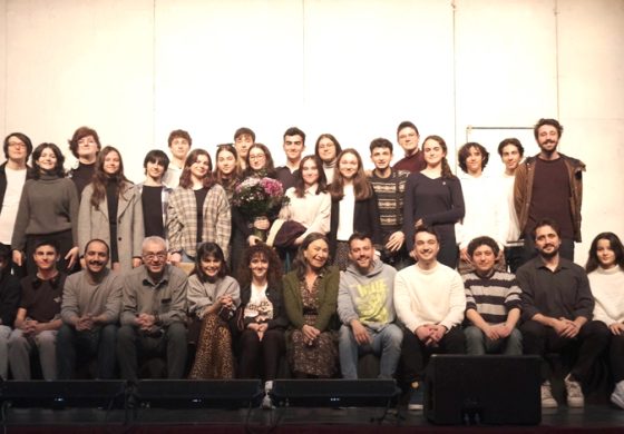 DEMET AKBAĞ "AYDINLIKEVLER" OYUNUNUN KULİSİNDE TEVİTÖL DRAMA KULÜBÜ ÖĞRENCİLERİNİ AĞIRLADI!