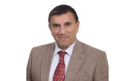 “Üstün Dökmen ile Küçük Şeyler” üç gösteriyle Ankara’da