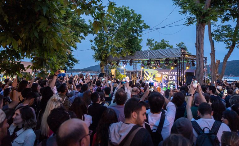 İSTANBUL’UN İKİ YAKASINA BİRDEN GÖZ KIRPAN “ADALAR’DA CAZ” 27 HAZİRAN’DA BAŞLIYOR!