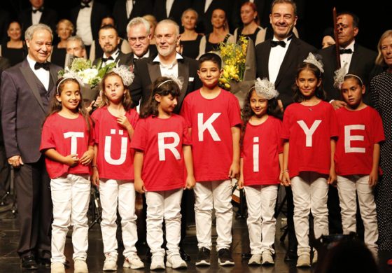 Depremzede çocuklar Musıki Eğitim Vakfı tarafından gerçekleştirilen Yed-i Sevda Konserinde Umut Saçtı
