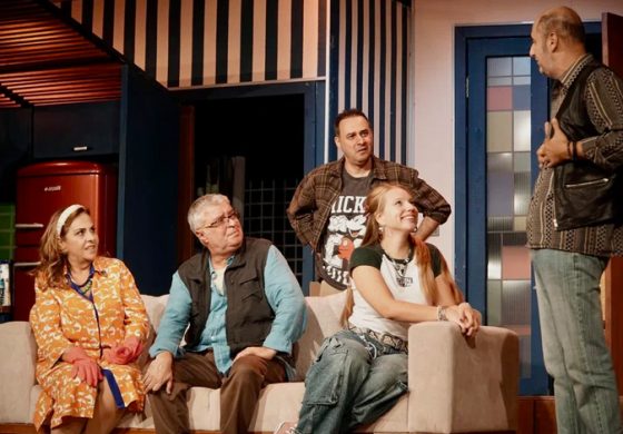 TİYATROKARE’NİN “ANNEM HEP DERDİ Kİ” KOMEDİSİ SOSYAL MEDYA DA DİKKATLERİ ÇEKİYOR