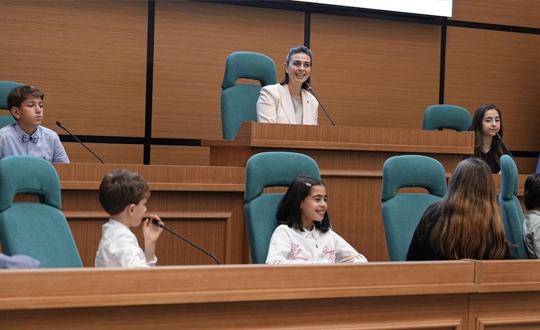 ÜSKÜDAR BELEDİYESİ’NCE, “DÜNYA ÇOCUK HAKLARI GÜNÜ”NDE “ÇOCUK GÖZÜ İLE ÜSKÜDAR” ÇOCUK MECLİSİ DÜZENLENDİ