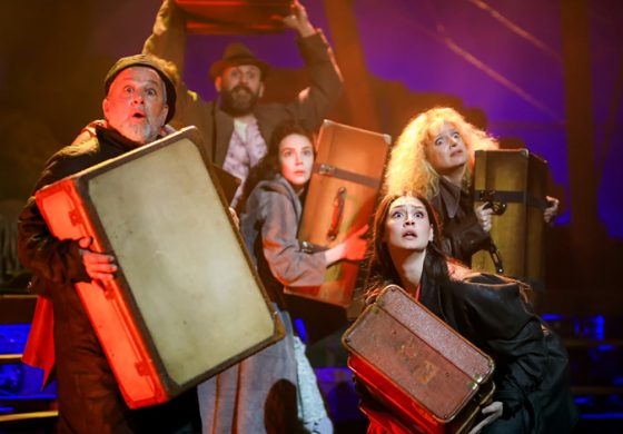 BEĞENİ TOPLAYAN “BATI EKSPRESİ” İSTANBUL’DA: TATBİKAT SAHNESİ’NİN KARA KOMEDİ OYUNU 8 OCAK’TA CKM’DE, 20 OCAK’TA SES TİYATROSU’NDA!