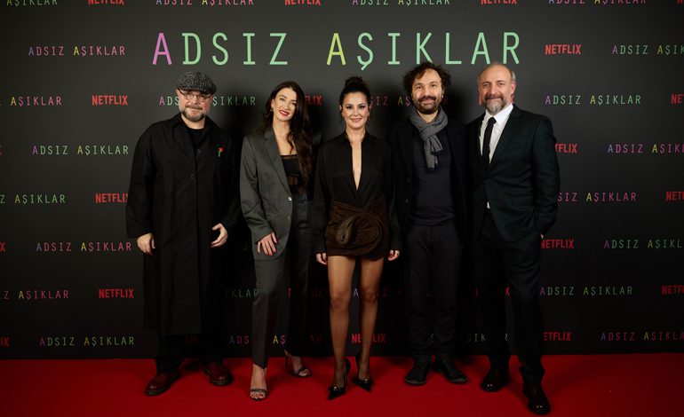 NETFLIX, YENİ DİZİSİ ADSIZ AŞIKLAR’IN LANSMANINI EKİBİN BİR ARAYA GELDİĞİ ÖZEL BİR YEMEKLE KUTLADI 