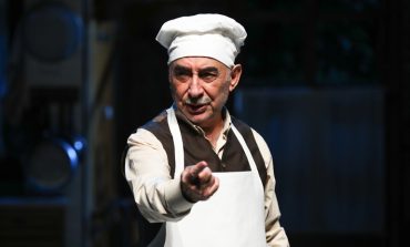 USTA OYUNCU ŞENER ŞEN’İ TİYATROYA DÖNDÜREN ‘ZENGİN MUTFAĞI’ SAHNELERE VEDA EDİYOR!