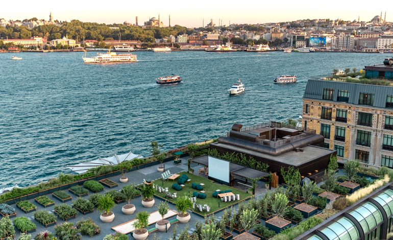 THE PENINSULA ISTANBUL HERB GARDEN’DA AÇIK HAVA SİNEMA KEYFİ