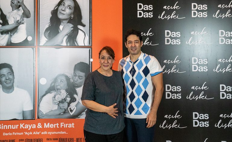 DasDas’IN YENİ OYUNU ‘AÇIK İLİŞKİ’ PRÖMİYERİNİ GERÇEKLEŞTİRDİ!