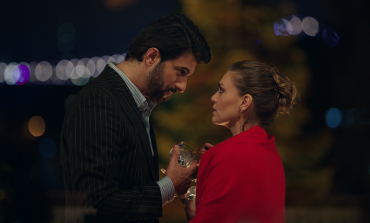 NETFLIX, BAŞROLLERİNDE ENGİN AKYÜREK VE ASLI ENVER’İN YER ALDIĞI YENİ DİZİSİ ENFES BİR AKŞAM’IN YAYIN TARİHİNİ DUYURDU