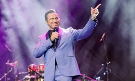 MARIO FRANGOULIS HARBİYE’DE 5 BİN KİŞİYE 5 DİLDE ŞARKI SÖYLEDİ!